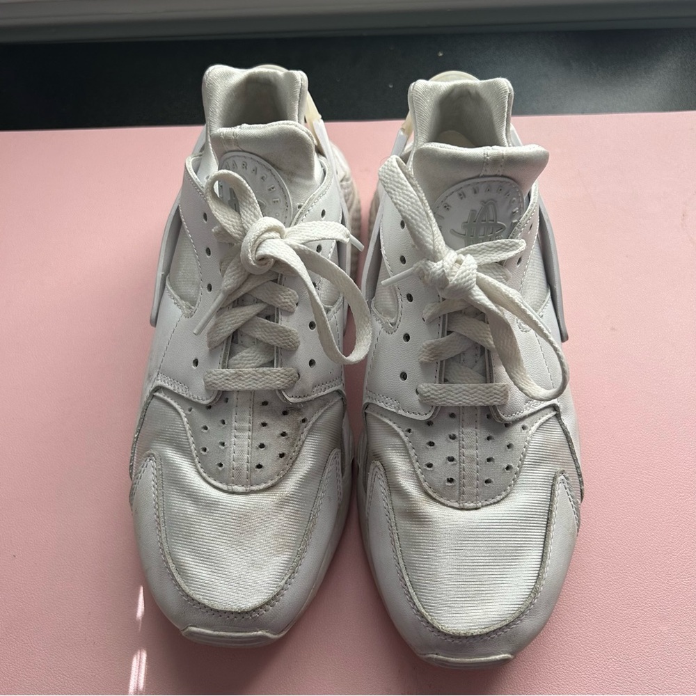 Nike Women’s Air Huarache Size 9